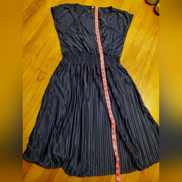DKNY Women’s Pleated Smocked-Waist V Neck Dress. Dark Blue. Size 14. - Picture 13 of 13